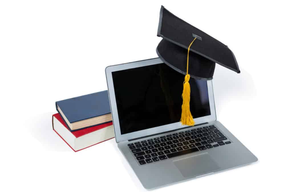 how-do-online-students-graduate-explore-7-different-ways-get-smart