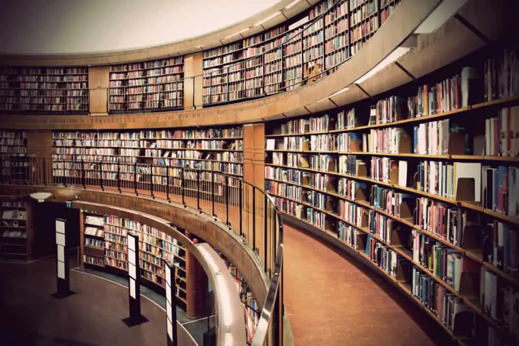 Public library in three floors with rounded shelves